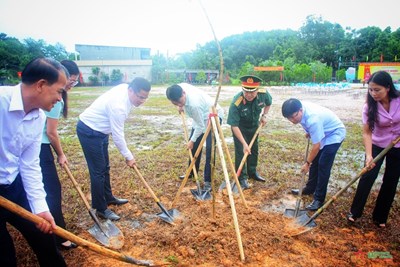 View - 	Cán bộ, chiến sĩ Trung đoàn 98 chung tay cùng nhân dân huyện Đoan Hùng